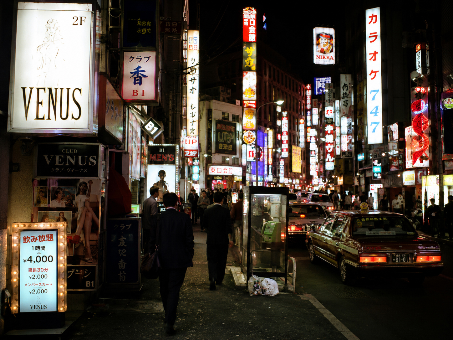 歌舞伎町の夜。事件は繁華街のイメージではなく、働く人とそこにいた客が被害を受けた職場の事件として読む。