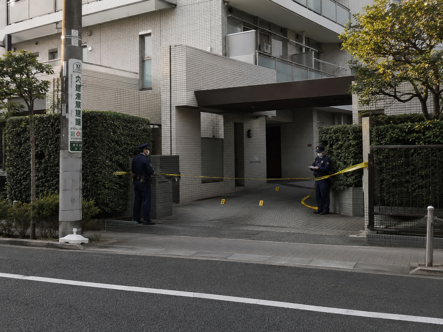 警察庁長官狙撃事件のマンション入口を表現した画像