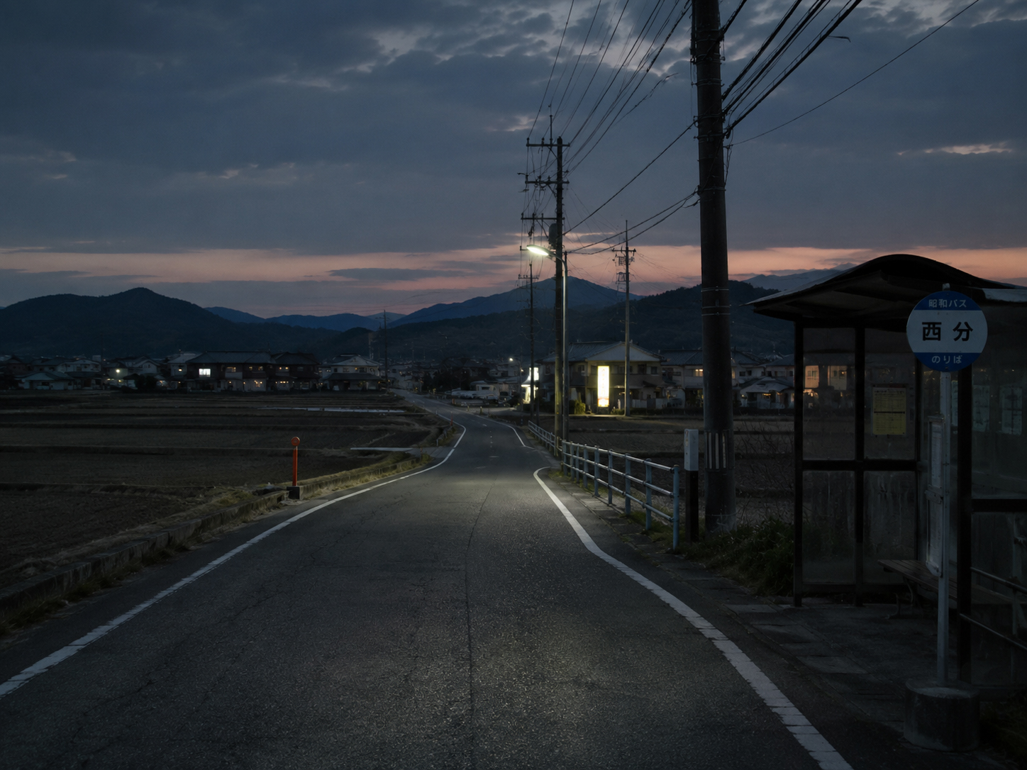 夕方の農道、バス停、遠い灯り。事件は人の生活ルートの近くで語られる。